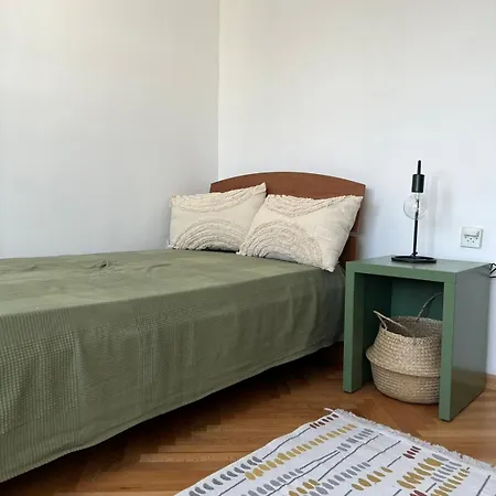 Cozy & Sunny 2-bedroom In Location In The *