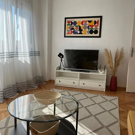 Cozy & Sunny 2-bedroom In Location In The Apartment *