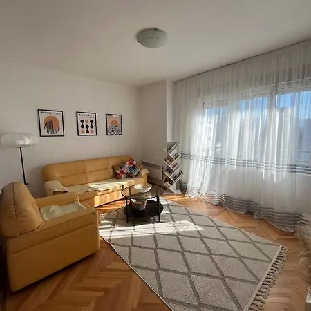 Cozy & Sunny 2-bedroom In Location In The Apartment *