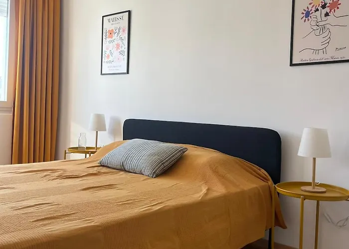 Daire Cozy & Sunny 2-bedroom In Location In The *