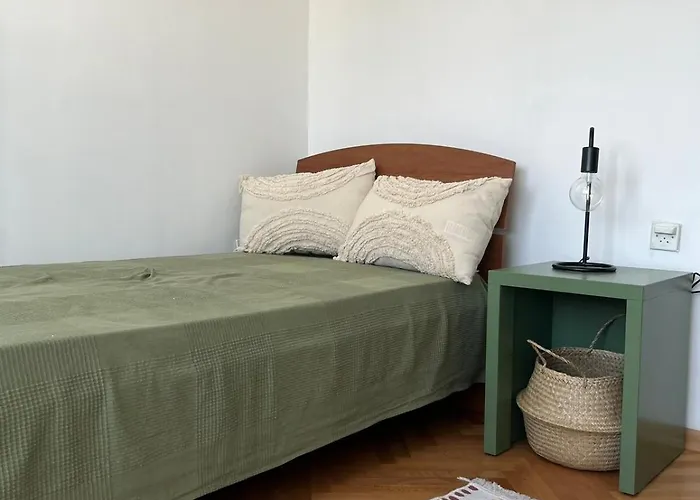 Cozy & Sunny 2-bedroom In Location In The *