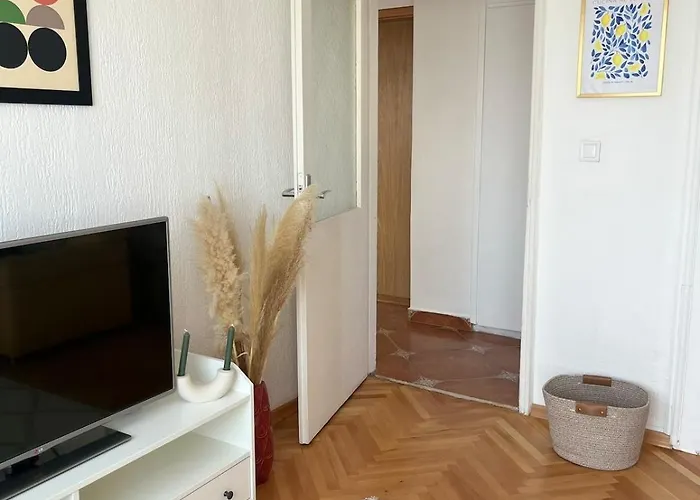 Cozy & Sunny 2-bedroom In Location In The