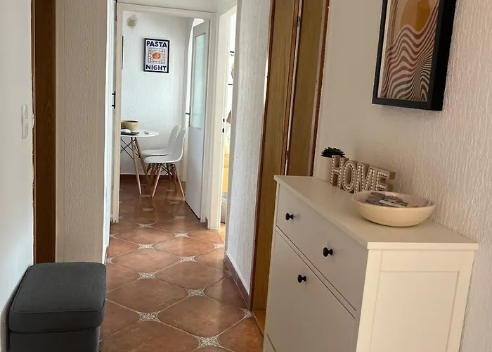 Cozy & Sunny 2-bedroom In Location In The *